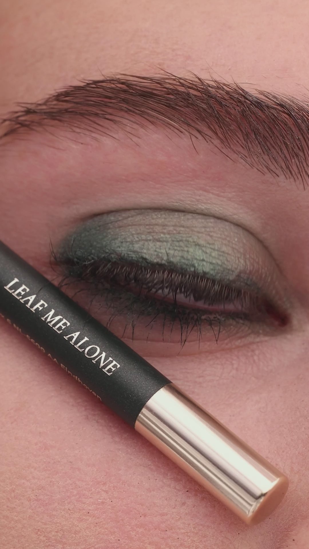 Metallic Pick up Liner van L'OYÉ Cosmetics is een waterproof oogpotlood. Dit in de kleur Leaf me Alone, bekijk ook de andere 28 kleuren.