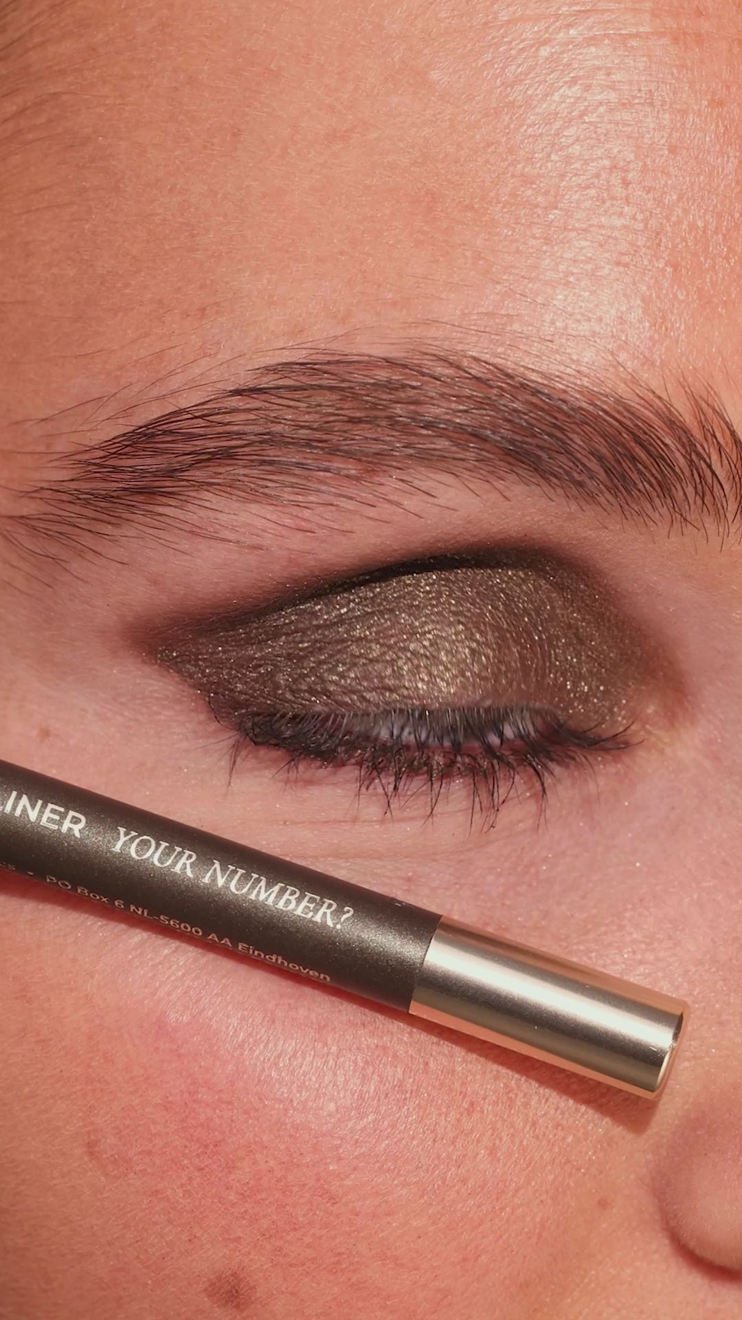 Metallic Pick up Liner van L'OYÉ Cosmetics is een waterproof oogpotlood. Dit in de kleur Your Number, bekijk ook de andere 28 kleuren.