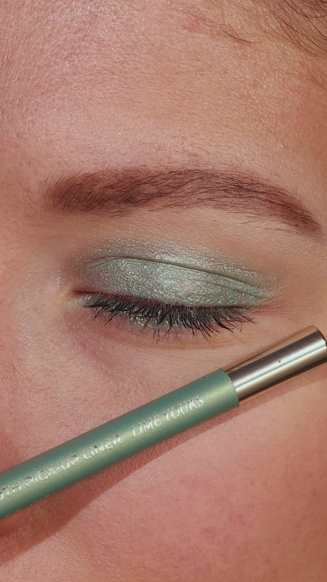 Metallic Pick up Liner van L'OYÉ Cosmetics is een waterproof oogpotlood. Dit in de kleur Lime Yours, bekijk ook de andere 28 kleuren.