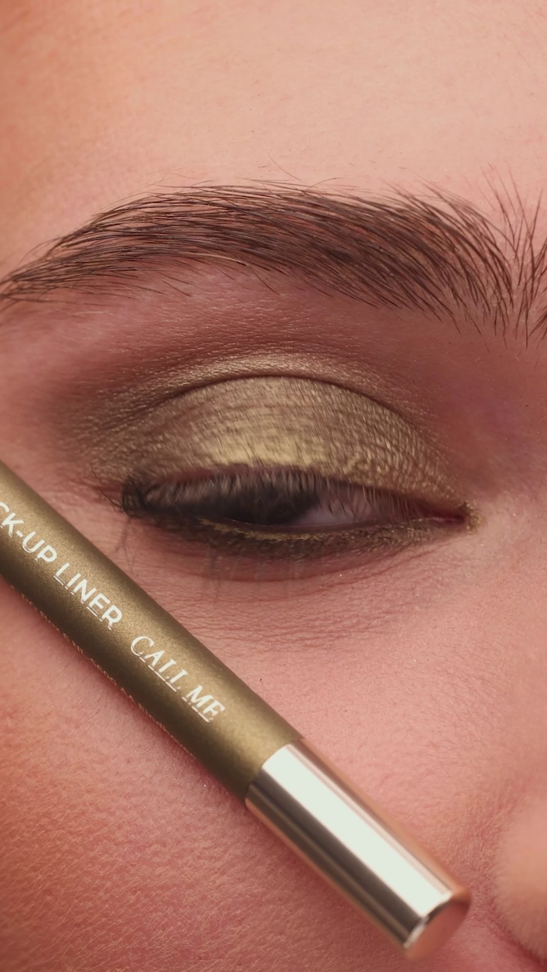 Metallic Pick up Liner van L'OYÉ Cosmetics is een waterproof oogpotlood. Dit in de kleur Call Me, bekijk ook de andere 28 kleuren.