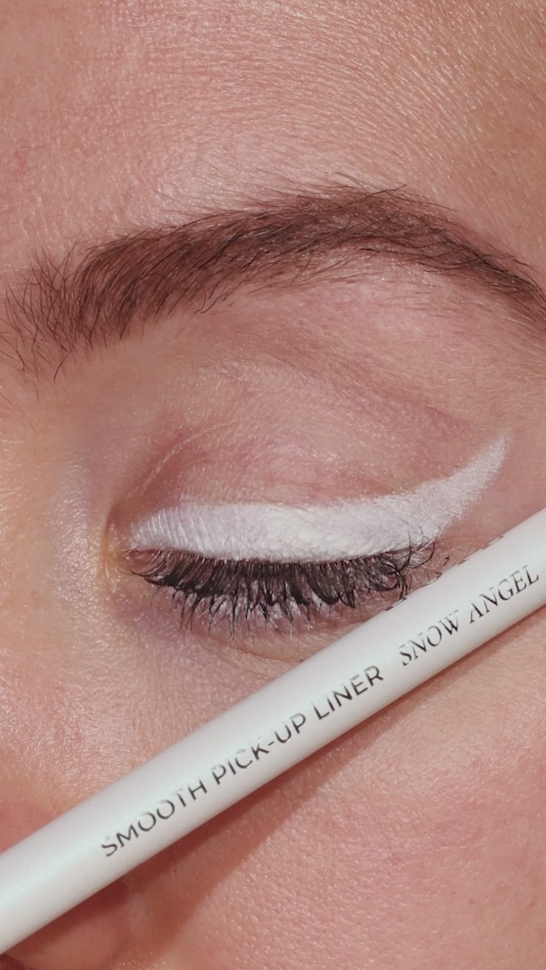 Video laden: Metallic Pick up Liner van L'OYÉ Cosmetics is een waterproof oogpotlood. Dit in de kleur Snow Angel, bekijk ook de andere 28 kleuren.