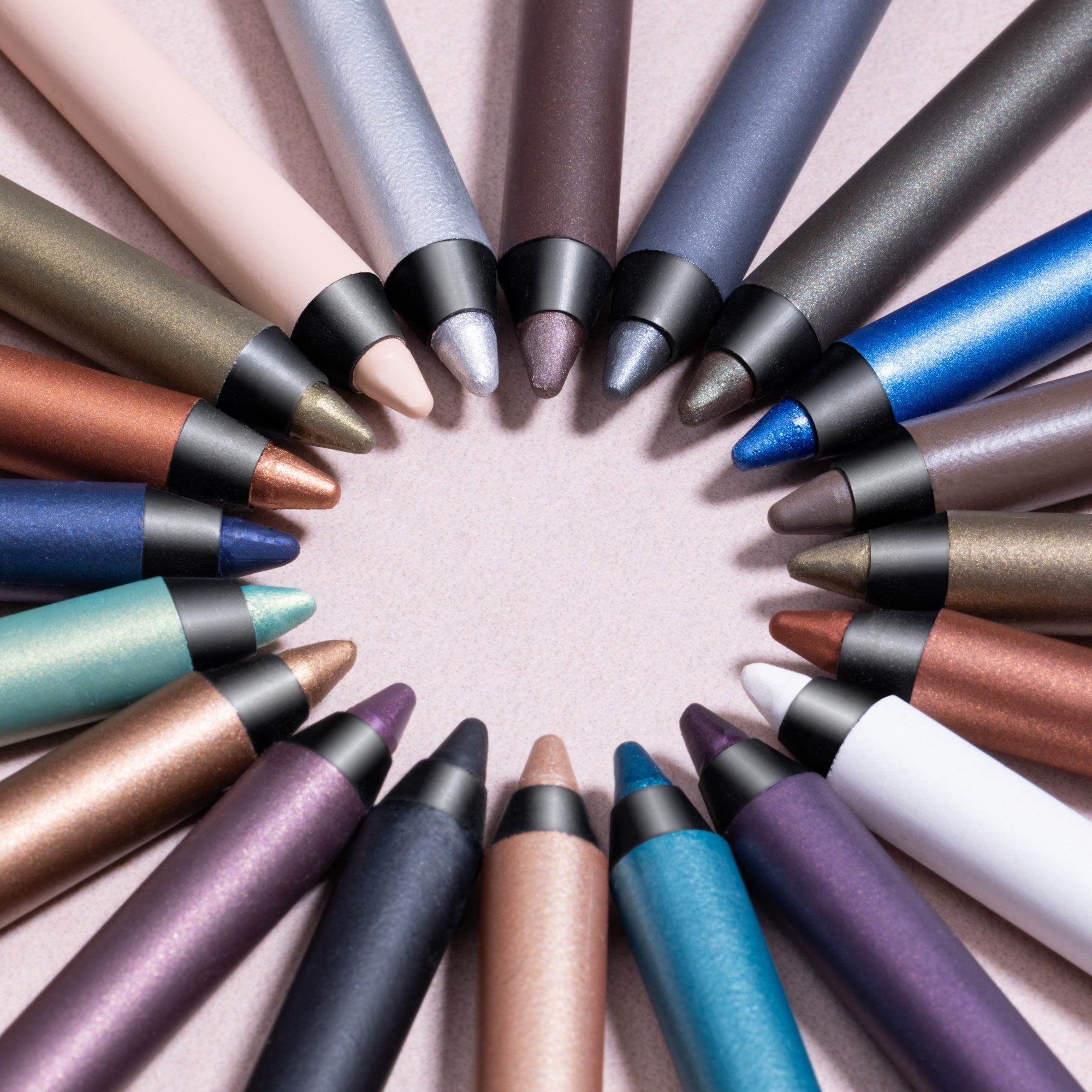 Electric Eyes: dé eyelinertrend voor zomer 2025 met L’OYÉ’s Smooth Pick‑up