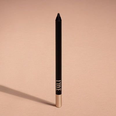 Mat Pick up Liner van L'OYÉ Cosmetics is een waterproof oogpotlood. Dit in de kleur Black tie Ready, bekijk ook de andere 28 kleuren.