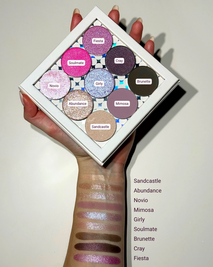 Dit stijlvolle midi palette bevat een prachtige selectie van intens gepigmenteerde pressed eyeshadows in de kleuren Sandcastle, Mimosa, Abundance, Girlie, Cray, Brunette, Novio, Soulmate en Fiesta.
