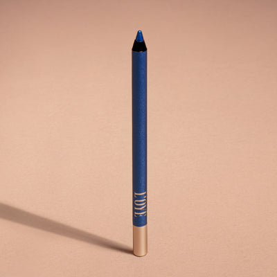 Metallic Pick up Liner van L'OYÉ Cosmetics is een waterproof oogpotlood. Dit in de kleur Blue my Mind, bekijk ook de andere 28 kleuren.