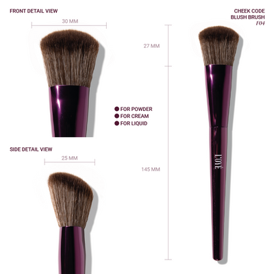 Sculptress geeft je warmte én shape in één kwast. De schuine, sloped vorm volgt moeiteloos de lijnen van je gezicht, zodat je bronzer en contour precies kunt plaatsen en direct zacht kunt uitblenden. De dichte basis geeft controle, terwijl de zachte, lichtgewicht haren alles seamless blenden tot een smooth, airbrushed finish. Geen harde lijnen, wel lifted cheeks, soft shadows en effortless definitie.