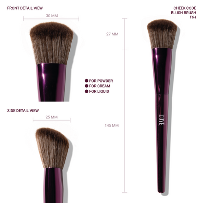 Sculptress geeft je warmte én shape in één kwast. De schuine, sloped vorm volgt moeiteloos de lijnen van je gezicht, zodat je bronzer en contour precies kunt plaatsen en direct zacht kunt uitblenden. De dichte basis geeft controle, terwijl de zachte, lichtgewicht haren alles seamless blenden tot een smooth, airbrushed finish. Geen harde lijnen, wel lifted cheeks, soft shadows en effortless definitie.