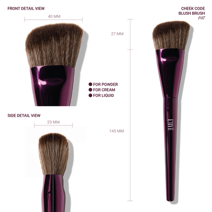 De cheat code voor perfect flushed cheeks. Cheek Code volgt je jukbeenderen met z’n schuine, taps toelopende vorm en geeft meteen een smooth, lifted finish. De medium-dichte, ultra flexibele haren blenden je blush moeiteloos uit zónder je foundation te verplaatsen. Van subtiel tot statement: jij bepaalt, Cheek Code maakt het naadloos.