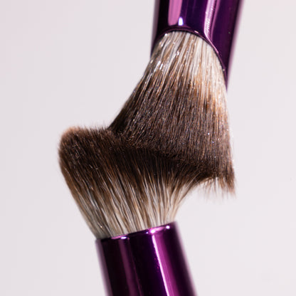 Eén brush die corrigeert, verheldert en verzacht, zonder extra stappen. De F02 Double Agent brush van L'OYÉ Cosmetics.
