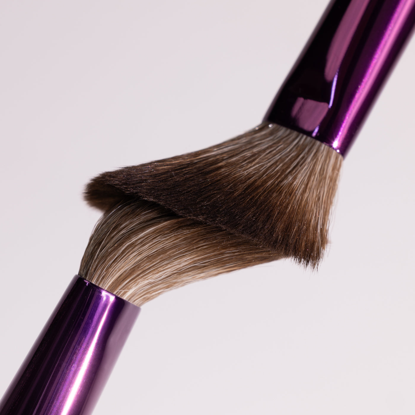 F08 Beam Babe brengt de glow. De zacht taps toelopende vorm volgt moeiteloos elke highlight-zone en geeft je precies genoeg controle voor een mooie, clean shine. De ultra-flexibele, zachte haren blenden naadloos en maken het makkelijk om te kiezen: een subtiele shimmer of juist full beam. In seconden een frisse, stralende finish zonder harde randen.