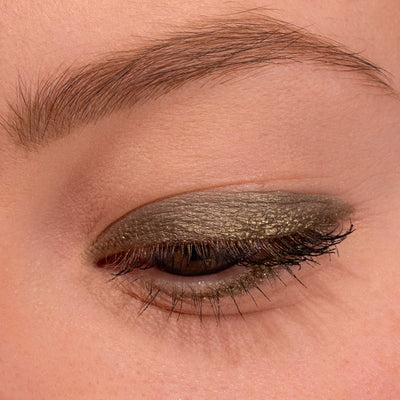 Metallic Pick up Liner van L'OYÉ Cosmetics is een waterproof oogpotlood. Dit in de kleur Call Me, bekijk ook de andere 28 kleuren.