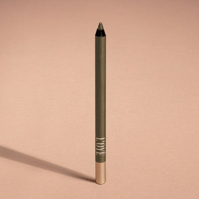 Metallic Pick up Liner van L'OYÉ Cosmetics is een waterproof oogpotlood. Dit in de kleur Call me, bekijk ook de andere 28 kleuren.