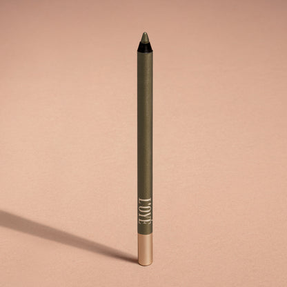 Metallic Pick up Liner van L'OYÉ Cosmetics is een waterproof oogpotlood. Dit in de kleur Call me, bekijk ook de andere 28 kleuren.