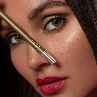 Metallic Pick up Liner van L'OYÉ Cosmetics is een waterproof oogpotlood. Dit in de kleur Call me, bekijk ook de andere 28 kleuren.