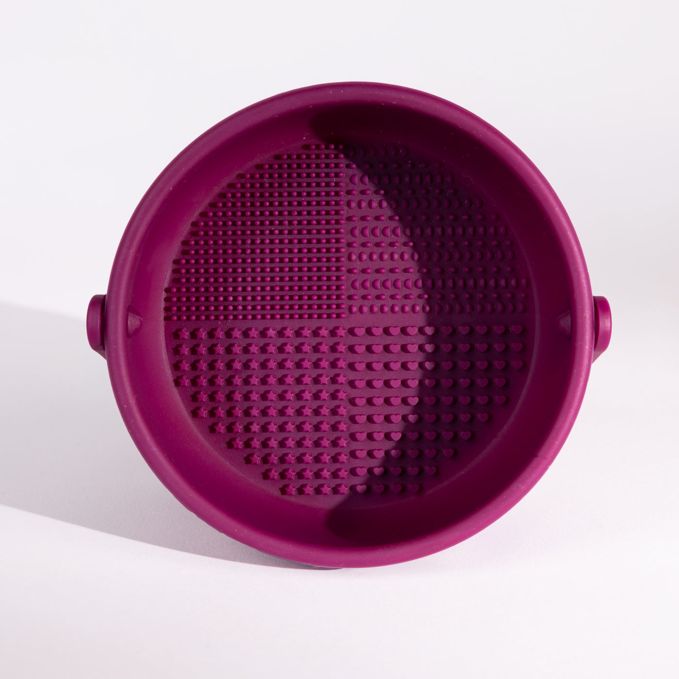 Meet The Brush Cleansing Pot van L'OYÉ Cosmetics. Een multifunctioneel potje waarmee je je make-upkwasten kunt wassen, laten drogen en opbergen. Gemaakt van 100% siliconen van food-grade kwaliteit, veilig en makkelijk schoon te maken.