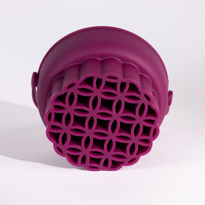 Meet The Brush Cleansing Pot van L'OYÉ Cosmetics. Een multifunctioneel potje waarmee je je make-upkwasten kunt wassen, laten drogen en opbergen. Gemaakt van 100% siliconen van food-grade kwaliteit, veilig en makkelijk schoon te maken.