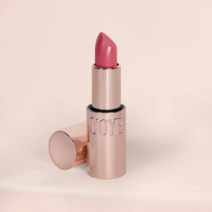 Voor dromen die je zachtjes achterna blijven. Dewy Dream Lipstick Chaser is een berry nude waarin roze en mauve subtiel samenkomen. De tint versterkt je eigen lipkleur met een zachte bessentoon, waardoor je lippen er voller en levendiger uitzien. De satin-glossy finish geeft een frisse, natuurlijke glow: nooit te veel, altijd precies goed. De kleur versmelt met je lippen, terwijl de lichte, comfortabele textuur moeiteloos met je meebeweegt. Chaser is die ene tint waar je steeds naar teruggrijpt