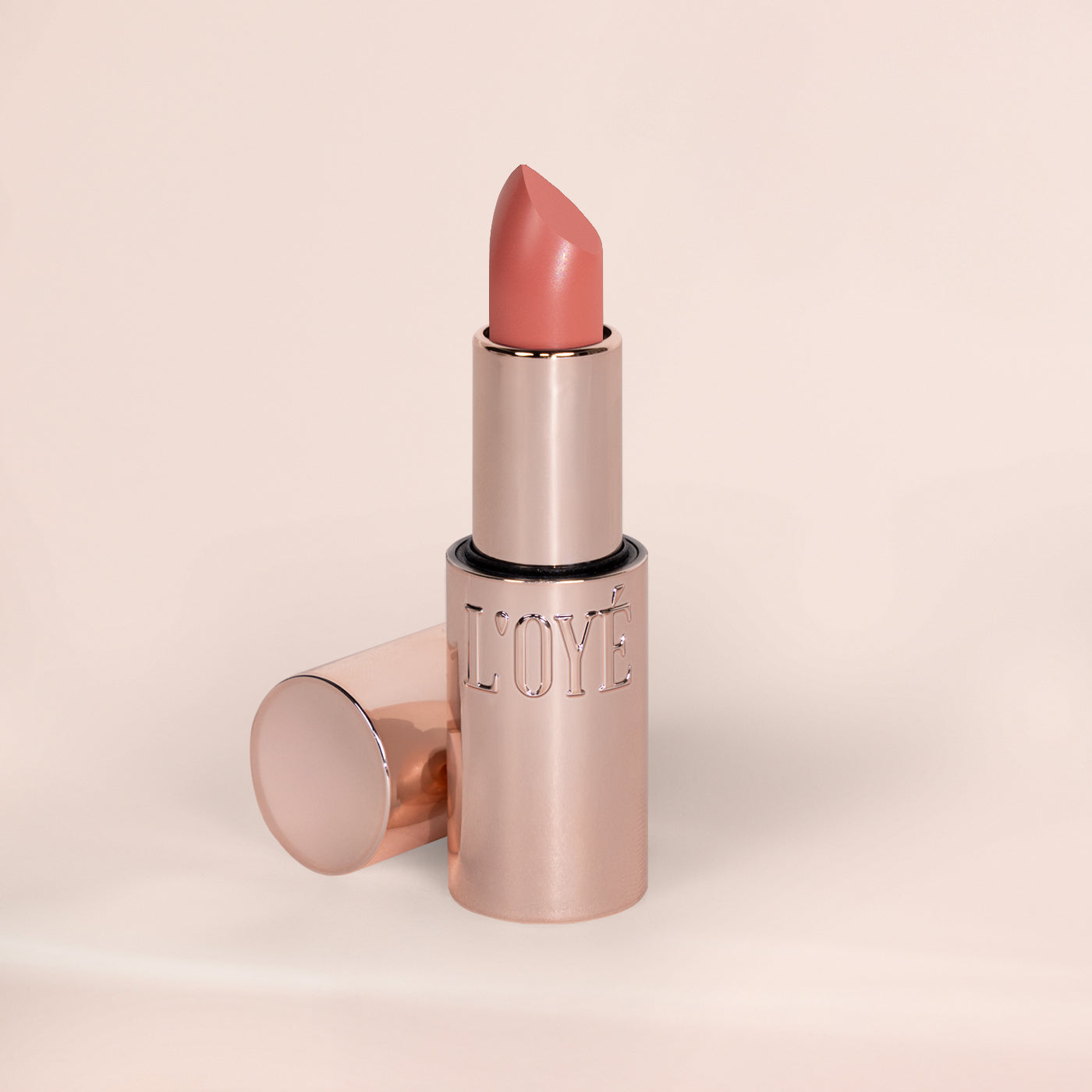 Stap een zachte droom binnen waar kleur en comfort samenkomen. Dewy Dream Lipstick Day hult je lippen in een lichte peach nude met een warme, zonnige ondertoon. Zacht perzik en een vleugje beige versmelten tot een tint die je gezicht direct meer warmte en frisheid geeft. De satin-glossy finish is subtiel en verfijnd: niet extreem glanzend, niet plakkerig, maar precies genoeg glow om je lippen er fris, vol en verzorgd uit te laten zien. De kleur is helder aanwezig, terwijl de textuur licht en comfortabel aan
