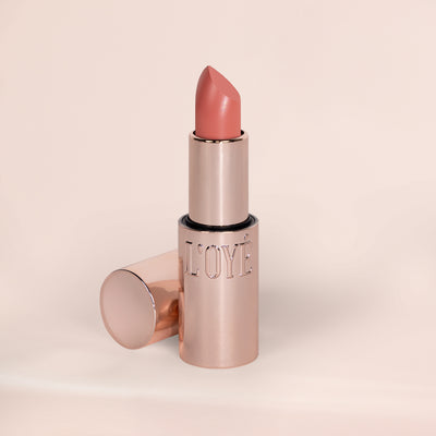 Stap een zachte droom binnen waar kleur en comfort samenkomen. Dewy Dream Lipstick Day hult je lippen in een lichte peach nude met een warme, zonnige ondertoon. Zacht perzik en een vleugje beige versmelten tot een tint die je gezicht direct meer warmte en frisheid geeft. De satin-glossy finish is subtiel en verfijnd: niet extreem glanzend, niet plakkerig, maar precies genoeg glow om je lippen er fris, vol en verzorgd uit te laten zien. De kleur is helder aanwezig, terwijl de textuur licht en comfortabel aan