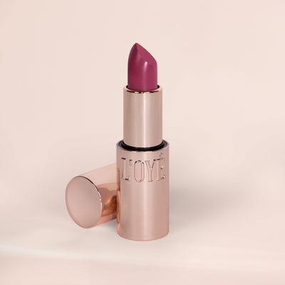 Waar dromen dieper worden en kleur mysterie krijgt. Dewy Dream Lipstick Mystic is een verfijnde diepe brown met een subtiele mauve ondertoon. Niet te donker, niet te koel maar precies in balans. De tint geeft je lippen meer definitie en een elegante, mysterieuze uitstraling die blijft fascineren. De satin-glossy finish vangt het licht op een zachte manier: nooit overdreven, altijd geraffineerd. De kleur is duidelijk aanwezig, terwijl de textuur licht en comfortabel aanvoelt en moeiteloos met je me