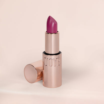 Sommige dromen maken indruk. Dewy Dream Lipstick Timeless is een rijke burgundy met een levendige fuchsia ondertoon. Dieprood en paarsroze vloeien samen tot een krachtige, elegante tint die je look direct karakter geeft: intens, maar nooit hard. De satin-glossy finish geeft een zachte, verfijnde glow die het licht vangt zonder te overheersen. De kleur is vol en expressief, terwijl de textuur licht en comfortabel blijft en moeiteloos met je meebeweegt. Timeless voelt klassiek én modern tegelijk.