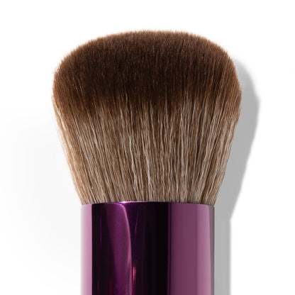 F01 Bestie Kabuki is your Best friend for your mineral base. Use with Primer or Foundation for a smooth and natural finish. Blends evenly for a streak-free result.