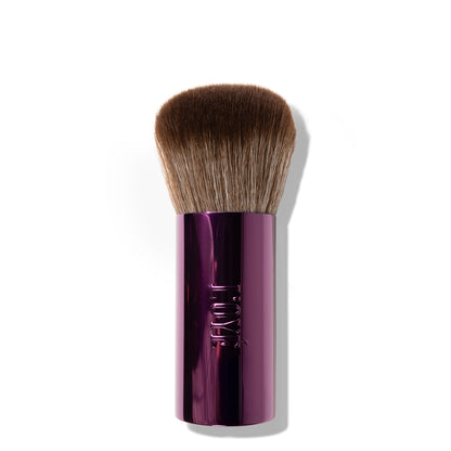 De dichte, superzachte borstelharen van de F01 Bestie Kabuki Brush van pakken precies genoeg product op en verdelen het gelijkmatig over de huid. Daardoor krijg je een mooi egaal resultaat én bouw je de dekking makkelijk op, laagje voor laagje.