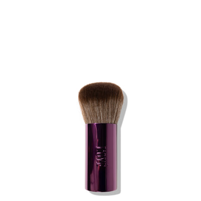 De dichte, superzachte borstelharen van de F01 Bestie Kabuki Brush van pakken precies genoeg product op en verdelen het gelijkmatig over de huid. Daardoor krijg je een mooi egaal resultaat én bouw je de dekking makkelijk op, laagje voor laagje.