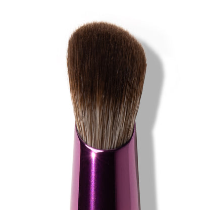 Twee kanten, één missie: een egale, frisse huid. Double Agent is jouw slimme everything-brush voor mineral concealer en baseproducten. 