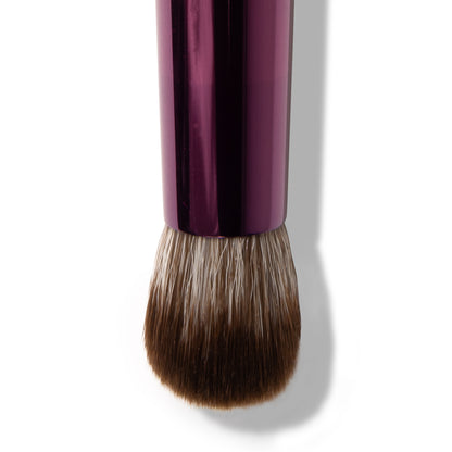 Twee kanten, één missie: een egale, frisse huid. Double Agent is jouw slimme everything-brush voor mineral concealer en baseproducten. 