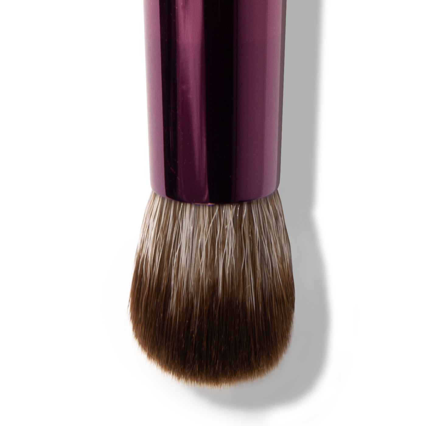 Twee kanten, één missie: een egale, frisse huid. Double Agent is jouw slimme everything-brush voor mineral concealer en baseproducten. 