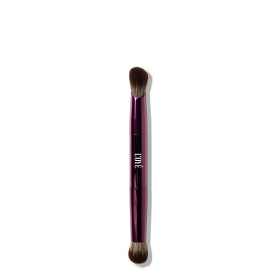 Maak kennis met de F02 Double Agent van L'OYÉ Cosmetics. De schuine tip werkt met vingertop-achtige precisie en is perfect voor onder de ogen en andere gerichte zones. De ronde, compacte kant bufft concealer en base naadloos in de huid voor een gelijkmatig, natuurlijk resultaat.