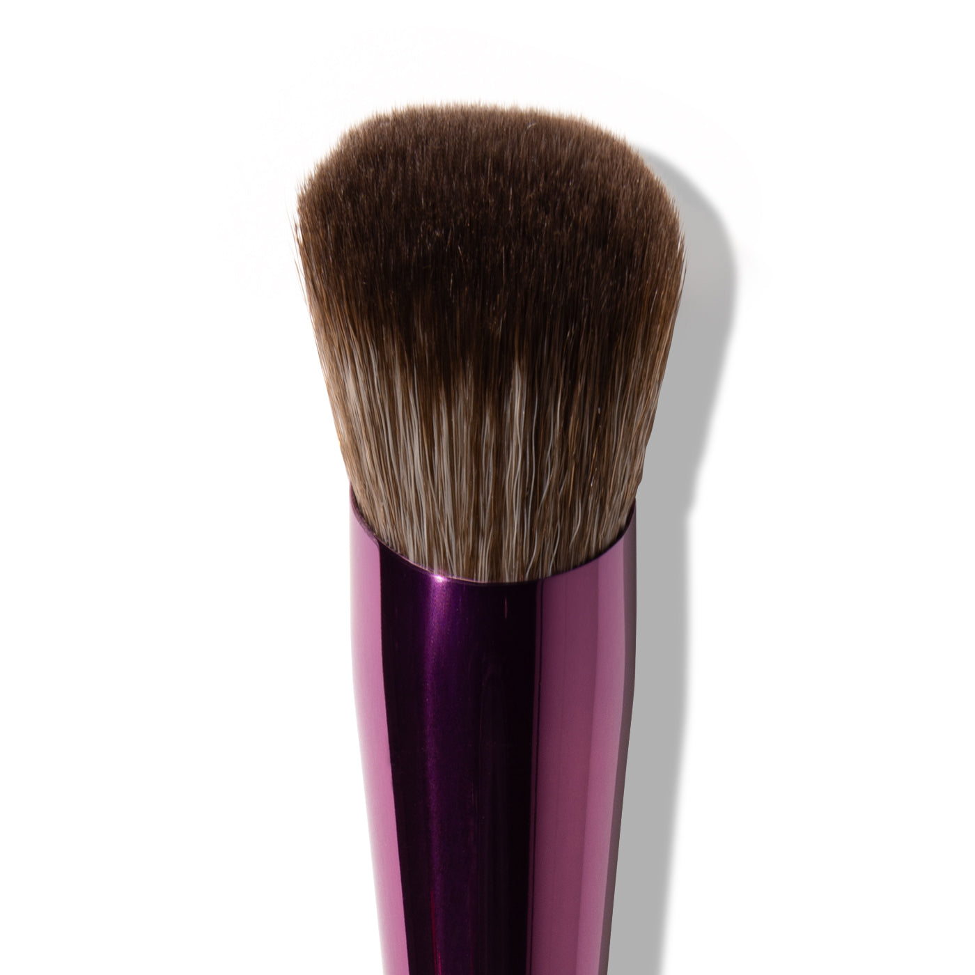 F03 Overachiever van L'OYÉ Cosmetics is een kwast die alles kan. Overachiever is jouw multi-use brush voor poeder, cream én liquid. Van foundation tot contour, van blush tot glow: je brengt aan, blendt uit en bouwt op, zonder strepen.