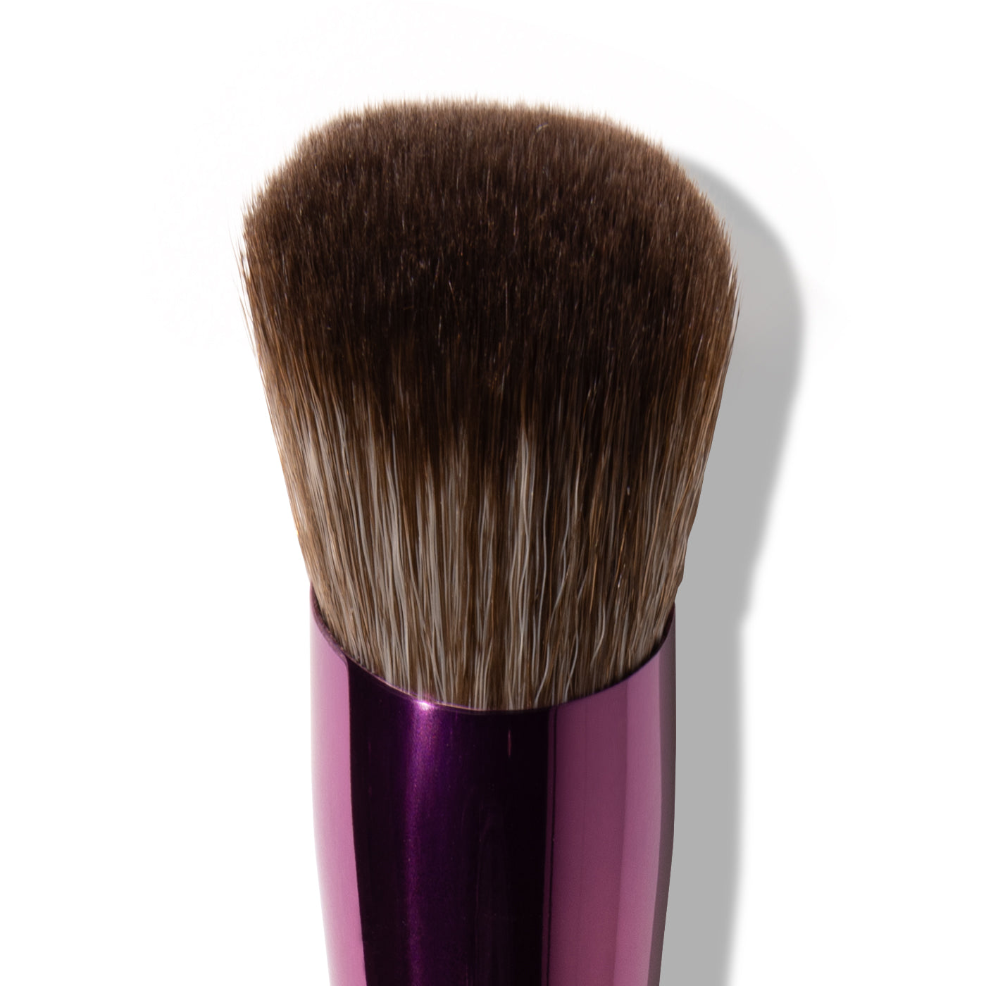 F03 Overachiever van L'OYÉ Cosmetics is een kwast die alles kan. Overachiever is jouw multi-use brush voor poeder, cream én liquid. Van foundation tot contour, van blush tot glow: je brengt aan, blendt uit en bouwt op, zonder strepen.