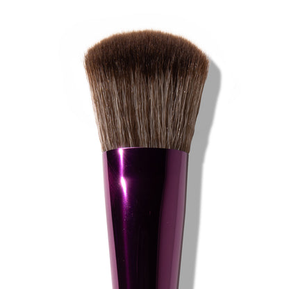 De dichte basis geeft controle, terwijl de zachte, lichtgewicht haren alles seamless blenden tot een smooth, airbrushed finish. Geen harde lijnen, wel lifted cheeks, soft shadows en effortless definitie.