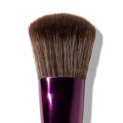 De dichte basis geeft controle, terwijl de zachte, lichtgewicht haren alles seamless blenden tot een smooth, airbrushed finish. Geen harde lijnen, wel lifted cheeks, soft shadows en effortless definitie.
