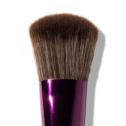 De dichte basis geeft controle, terwijl de zachte, lichtgewicht haren alles seamless blenden tot een smooth, airbrushed finish. Geen harde lijnen, wel lifted cheeks, soft shadows en effortless definitie.