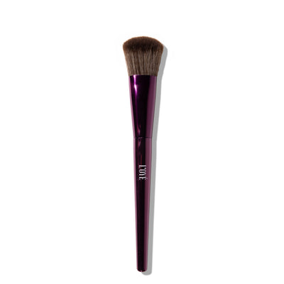 F04 Sculptress geeft je warmte én shape in één kwast. De schuine, sloped vorm volgt moeiteloos de lijnen van je gezicht, zodat je bronzer en contour precies kunt plaatsen en direct zacht kunt uitblenden. 