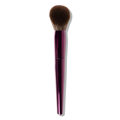 Jouw shortcut naar sculpted, sunkissed skin. Glowmate brengt warmte precies daar waar de zon je zou kussen: jukbeenderen, slapen en voorhoofd. De schuine vorm volgt je gezichtscontouren, terwijl high-performance (patented) fibers bronzer gelijkmatig oppakken en moeiteloos blenden. Het resultaat: een seamless, airbrushed finish die nooit te veel wordt, alleen die natuurlijke golden hour glow.