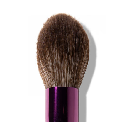 De taps toelopende punt helpt je elke keer de juiste plek te vinden, terwijl de zachte, flexibele haren kleur gelijkmatig opbouwen en moeiteloos blenden. De brush glijdt soepel over je base zonder strepen of vlekken alleen een smooth, healthy glow.