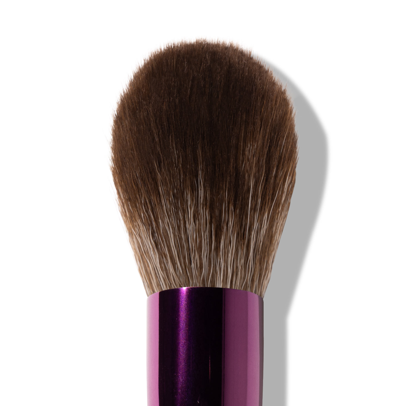 De taps toelopende punt helpt je elke keer de juiste plek te vinden, terwijl de zachte, flexibele haren kleur gelijkmatig opbouwen en moeiteloos blenden. De brush glijdt soepel over je base zonder strepen of vlekken alleen een smooth, healthy glow.