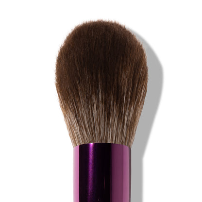 De taps toelopende punt helpt je elke keer de juiste plek te vinden, terwijl de zachte, flexibele haren kleur gelijkmatig opbouwen en moeiteloos blenden. De brush glijdt soepel over je base zonder strepen of vlekken alleen een smooth, healthy glow.