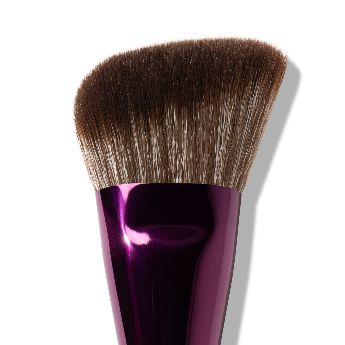 De medium-dichte, ultra flexibele haren blenden je blush moeiteloos uit zónder je foundation te verplaatsen. Van subtiel tot statement: jij bepaalt, Cheek Code maakt het naadloos.