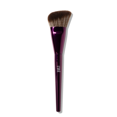 De cheat code voor perfect flushed cheeks. F07 Cheek Code volgt je jukbeenderen met z’n schuine, taps toelopende vorm en geeft meteen een smooth, lifted finish.