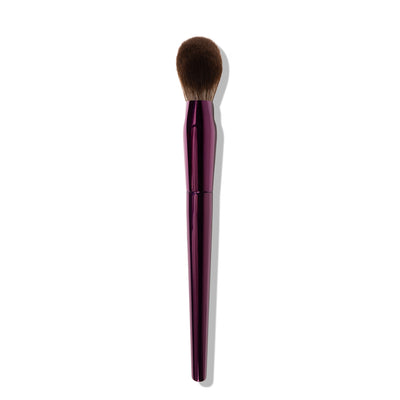 De cheat code voor perfect flushed cheeks. Cheek Code volgt je jukbeenderen met z’n schuine, taps toelopende vorm en geeft meteen een smooth, lifted finish. De medium-dichte, ultra flexibele haren blenden je blush moeiteloos uit zónder je foundation te verplaatsen. Van subtiel tot statement: jij bepaalt, Cheek Code maakt het naadloos.