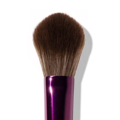 De ultra-flexibele, zachte haren blenden naadloos en maken het makkelijk om te kiezen: een subtiele shimmer of juist full beam. In seconden een frisse, stralende finish zonder harde randen.