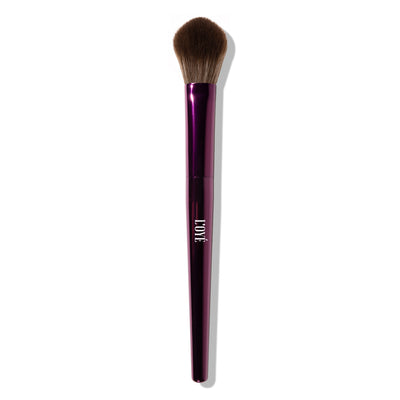 F08 Beam Babe brengt de glow. De zacht taps toelopende vorm volgt moeiteloos elke highlight-zone en geeft je precies genoeg controle voor een mooie, clean shine. 