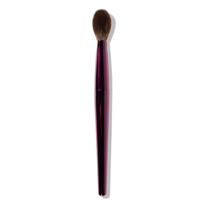 Beam Babe brengt de glow. De zacht taps toelopende vorm volgt moeiteloos elke highlight-zone en geeft je precies genoeg controle voor een mooie, clean shine. De ultra-flexibele, zachte haren blenden naadloos en maken het makkelijk om te kiezen: een subtiele shimmer of juist full beam. In seconden een frisse, stralende finish zonder harde randen.