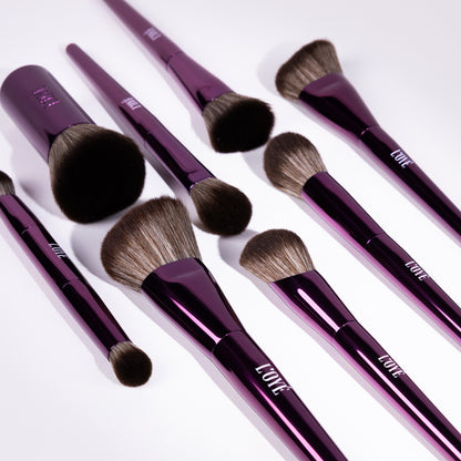 The Ultimate Brush Set van L'OYÉ Cosmetics is de complete professionele brush collectie. De Ultimate Brush Set is ontworpen voor iedereen die maximale controle, precisie en resultaat wil bij het aanbrengen van make-up. Deze luxe set bevat 8 hoogwaardige brushes, elk ontwikkeld voor een specifieke techniek en afwerking.