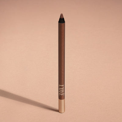 Metallic Pick up Liner van L'OYÉ Cosmetics is een waterproof oogpotlood. Dit in de kleur Game On, bekijk ook de andere 28 kleuren.
